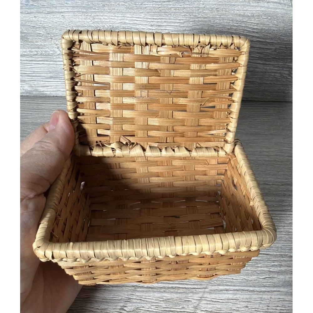 Small Vtg Hand Woven Bamboo Pandan Leaves Lidded Basket Bali Indonesian Trinkets